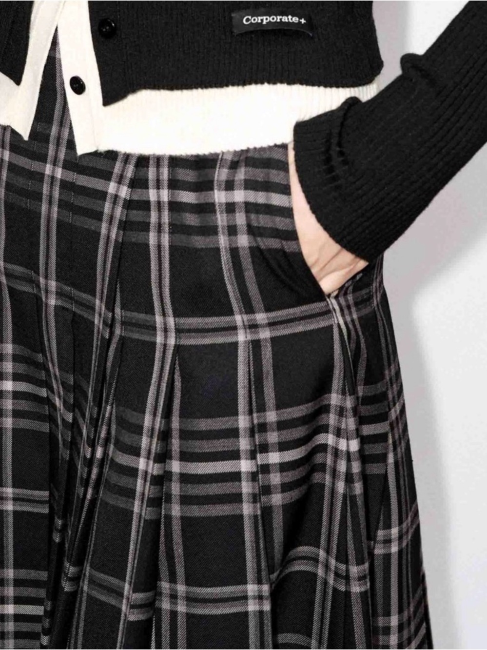 Mo&Co Flowy Plaid Maxi Skirt in Black and White with gold buckle - Picture 3 of 9